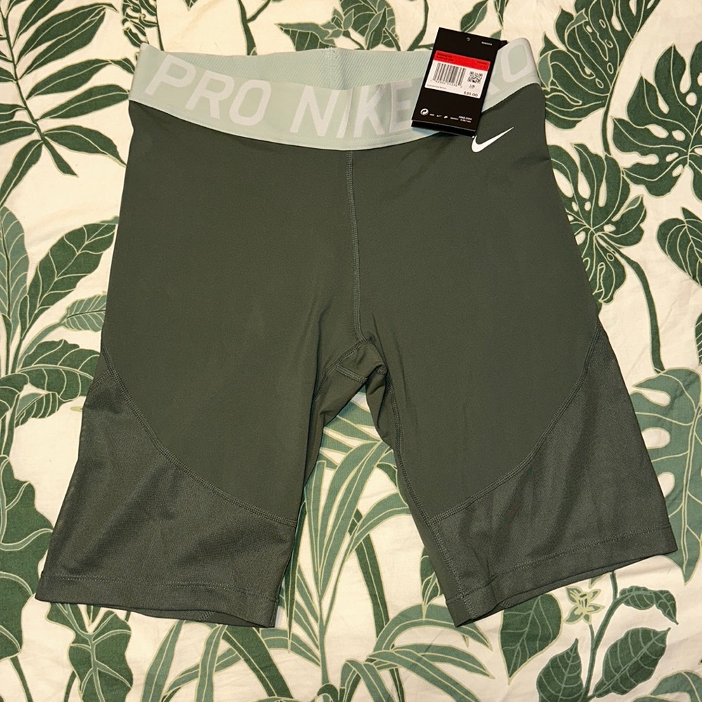 Brand New Women’s Nike Pro Bike Shorts Size Large